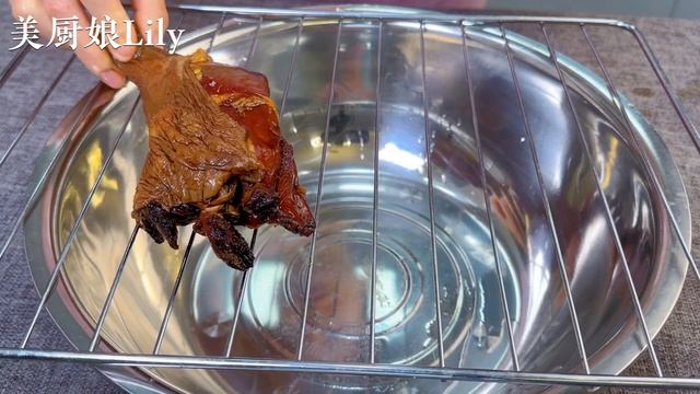 【麗麗廚房】把雞腿直接放醬油中泡2天，味道比臘肉都香，過年吃著太過癮了，Braised Chicken Drumsticks With Soy Sauce