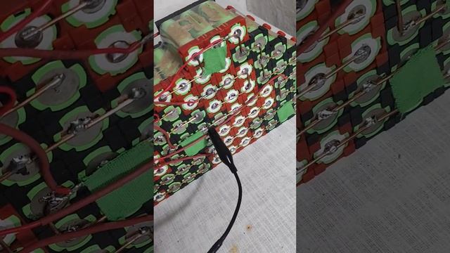 Обслуживание АКБ 18650 при помощи imax b6, проблема в сильных просадках нескольких ячеек⚡? #ebike смотреть онлайн