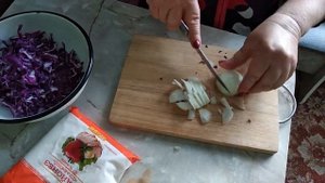 Простой салат из синей капусты за 5 минут