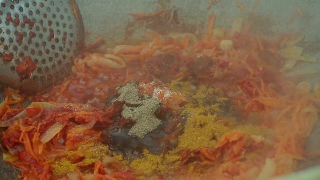 ТУШЕНАЯ КАПУСТА с МАКАРОНАМИ в КАЗАНЕ. Рецепт макарон с капустой. ENG SUB смотреть онлайн