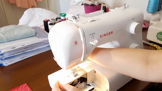 Как правильно заправить нижнюю нитку в шпульный колпачек? Чтобы нитка в машинке не рвалась. смотреть онлайн