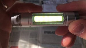 Брелок фонарик на одной пальчиковой батарейке 1,5 вольта в алюминиевом корпусе из Алиэкспресс. Тест