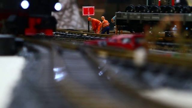 В Харькове открылось кафе, где заказ подъезжает на паравозике смотреть онлайн