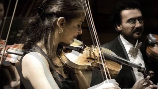 E kishte lënë amanet, shqiptarja vjen nga jashtë për të luajtur violinë tek varri i nënës смотреть онлайн