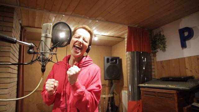 Andrea Devis - Lean On Me (Bill Withers Cover) смотреть онлайн