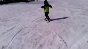 Ребенок катается на сноуборде 5 лет.avi