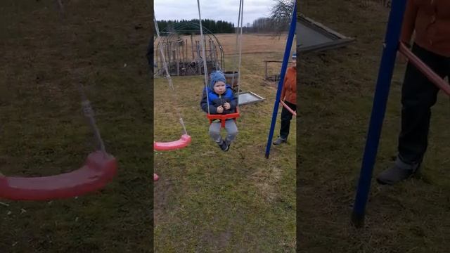 Дети в деревне, на качелях смотреть онлайн