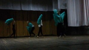 Я на рипитиции танец Лети лето я в белом свиторе☺