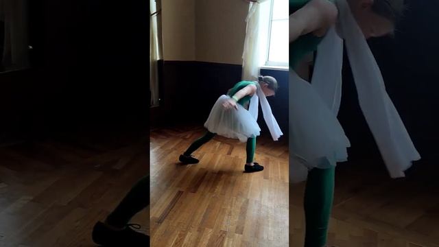 Успех любого танца в разминке. Полина настраивается на выступление #dance