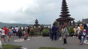 Храм Улун Дану на озере Братан