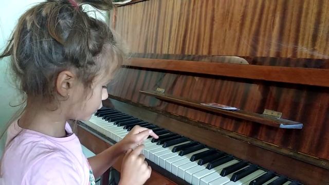 Малышка играет на пианино "Чижик-пыжик" смотреть онлайн