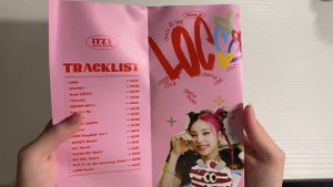 распаковка альбома itzy - crazy in love