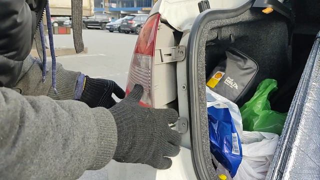 Как снять задний фонарь Skoda rapid, замена лампочек, насекомые в фаре. смотреть онлайн