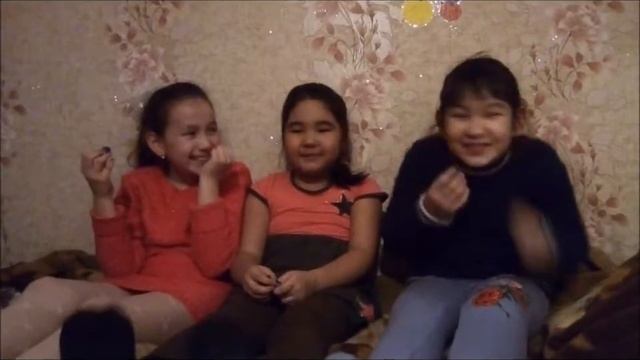 ПРОБУЕМ ВКУСНЯШКИ! мармеладная пицца, кислые конфеты, пачкующие конфеты смотреть онлайн