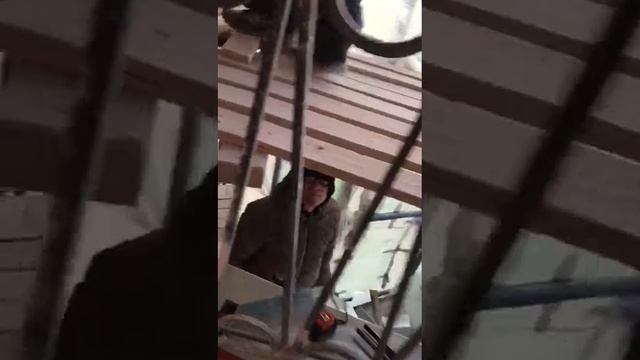 Дом Бака. 2018г. Окрытие пола балкона фальцевой кровлей по гниющей деревянной подложке.