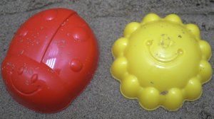 Божья коровка из песка слепили в песочнице и поиграли на песке.