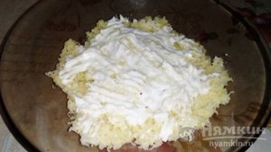 Слоеный салат с яйцами, крабовыми палочками и морковью