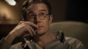 Он запер красотку в бункере, пока мир был разрушен, но реальная причина была далеко не такой