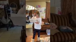 Дочка Милы Йовович читает сказку собственного сочинения, написанную на русском зыке.