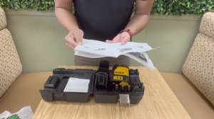 Unboxing DEWALT DW088CG Green Beam Self Leveling Line Laser Level