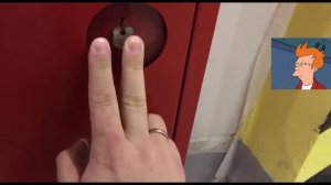 Пытаемся достать ключ из пожарного шкафа