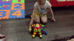 Стёпа играет с сестрой в божью коровку