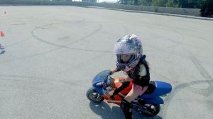 Мини мото покатушки Ялта, Никита. Бензиновые мотоциклы и девчонки 4 и 6лет