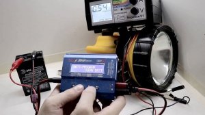 Как зарядить 6V аккумулятор фонарика при помощи автомобильного 12V зарядного устройства Бережок V1