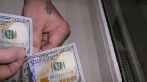 Как отличить фальшивые доллары?