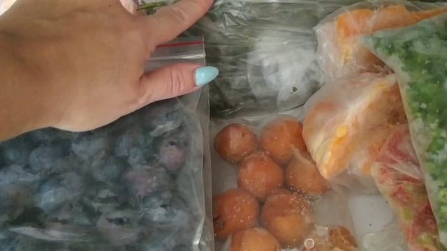  Как удобно замораживать фрукты на зиму  Варю компот из слив и вишни 