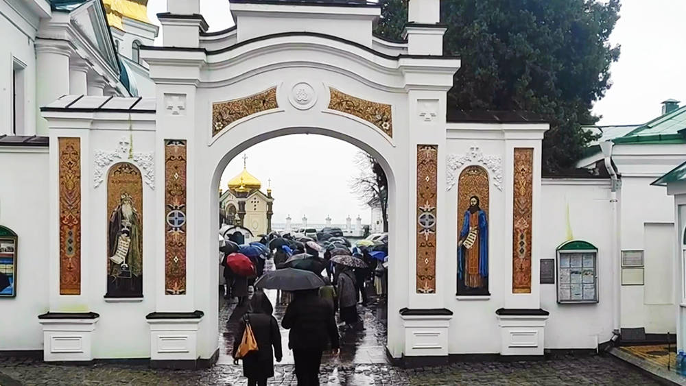 Верующие не покидают территорию Киево-Печерской лавры / События на ТВЦ