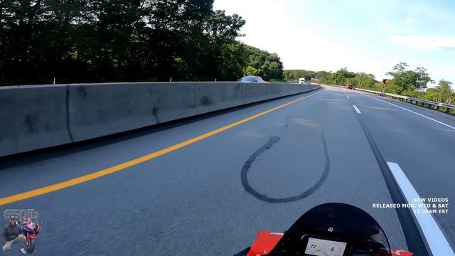 Ducati Panigale V4 R -vs- CBR 1000RR-R Fireblade SP | TOP SPEED RACING! смотреть онлайн