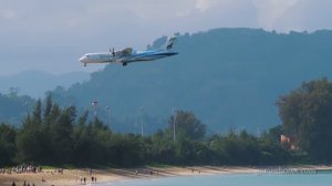 Турбовинтовой ATR-72 авиакомпании Bangkok Airways приземляется в аэропорту Пхукет.