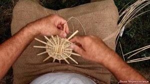 Плетение донышка из летних прутьев ивы - фундамент для интересной корзинки