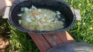 Готовим уху на костре.