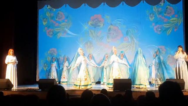 Гляжу в озера синие