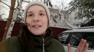 Я стараюсь. Ведь комфорт. Что это? Это сесть и глаза поднять. Как же хорошо обои на стене смотрятся.