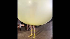 Дизайнер нарядил моделей в огромные воздушные шары