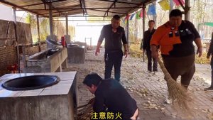 猴哥弄10斤的鸡架吃，大诚子亲自下厨先卤后熏，哥俩抱着啃太过瘾！【胖猴仔】