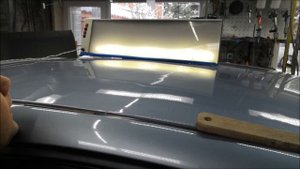 Удаляем вмятины на крыше  резиновой киянкой