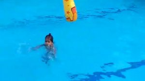 Жираф, слон плавают в бассейне.Игра в воде. Видео для детей