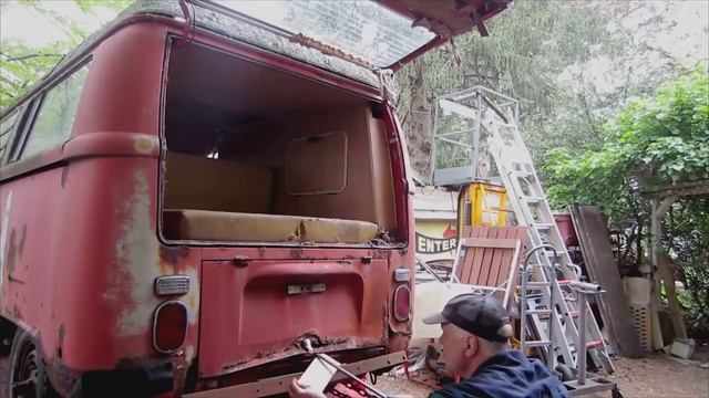 Нашли ЗАБРОШЕННЫЙ АВТОБУС в Лесу и ЗАВЕЛИ ЕГО Спустя 30 лет