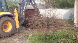 Выкорчевывание деревьев экскаватором-погрузчиком