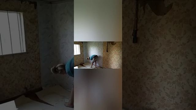 #15#заброшенная#дача клеим обои в комнате, домика.