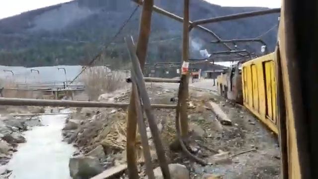 выезд с шахты в спец вагонах на электровозе БУРЯТЗОЛОТО смотреть онлайн