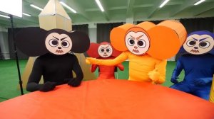 БАНДА ЦВЕТНЫХ ЧУДИКОВ В AMONG US в реальной жизни!