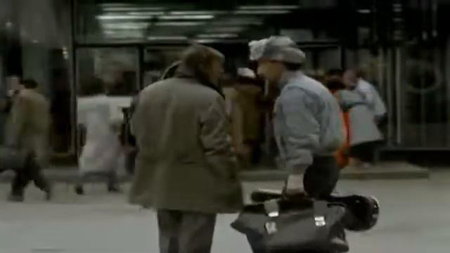 ТОВАРИЩ ! ТАМ ЧЕЛОВЕК ГОВОРИТ ! ЧТО ОН ИНОПЛАНЕТЯНИН ! НАДО ЧТО -ТО ДЕЛАТЬ ! ЗВОНИ 03 ! смотреть онлайн