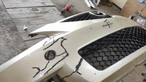 Быстрый ремонт бампера Мазда 3 в гараже из баллончиков очень бюджетно.mp4