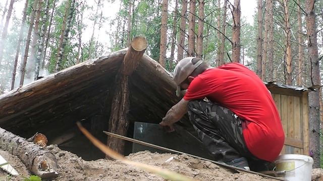 Лучшая БАНЯ В ЛЕСУ. Кроем крыши и утепляем! Землянка в ТАЙГЕ. We make a forest dugout and a bath смотреть онлайн