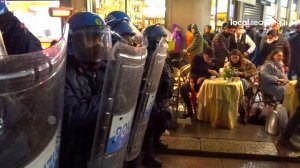 Manifestanti No Green Pass verso piazza Duomo: poi vengono circondati dalla polizia